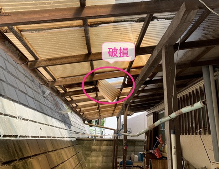 神戸市兵庫区で小屋屋根の波板が破損している様子