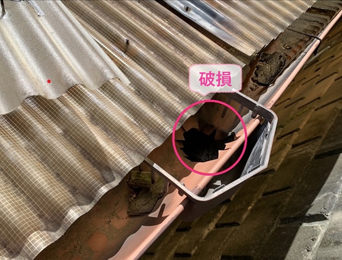 神戸市兵庫区の雨樋取り替えで既存の雨樋が破損している様子