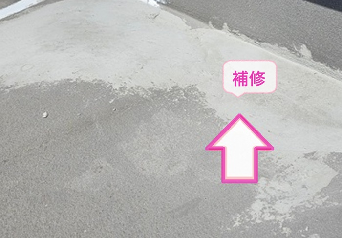 姫路市のコンクリート防水のひび割れをモルタルなどで補修している様子