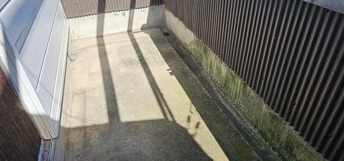 尼崎市で2階建てアパートの雨漏り修理を行う前の様子