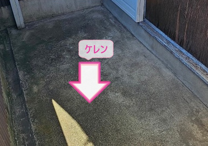 ２階建て集合住宅のベランダ防水工事でケレン作業をしている様子