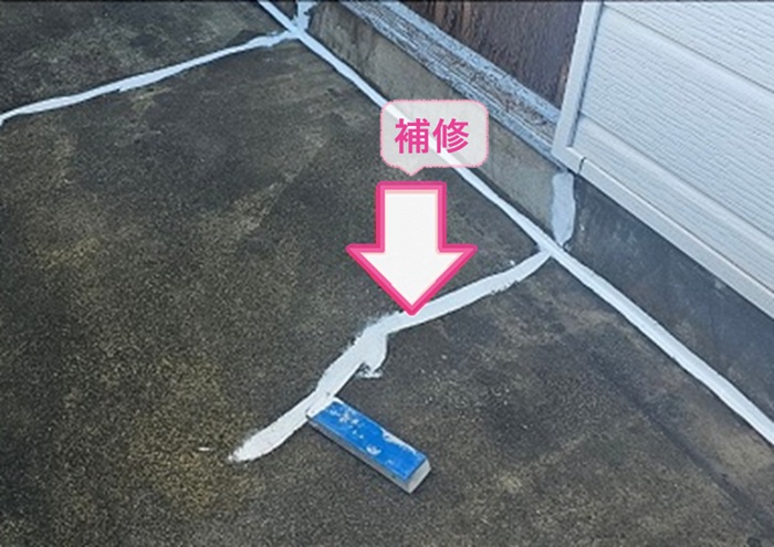 ２階建て集合住宅のベランダ防水工事でひび割れをシーリングで補修している様子