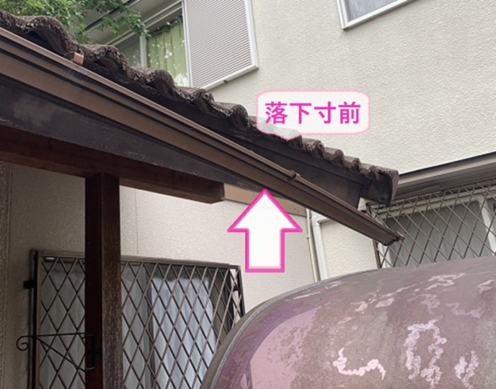 雨樋リニューアルで既存の軒樋の一部が落下しそうな様子