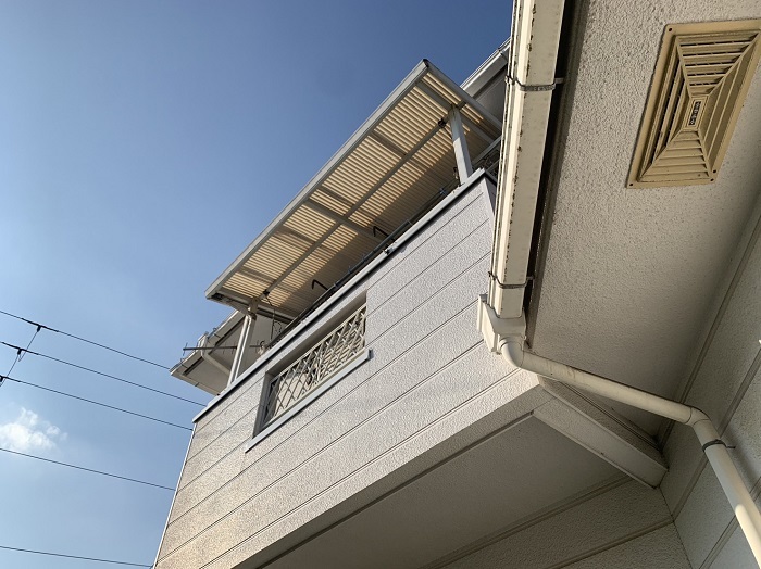 市川町の皆様へ角型雨樋をパナソニック製の塩ビ鋼板雨樋へ取り替える前の様子