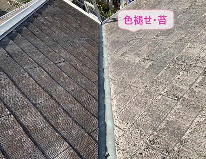 姫路市で既存のスレート屋根が色褪せて苔が発生してる様子