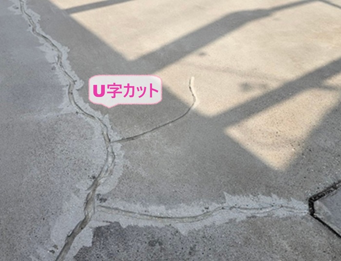 車庫コンクリート床の補修工事でひび割れてる部分をU字カットしている様子
