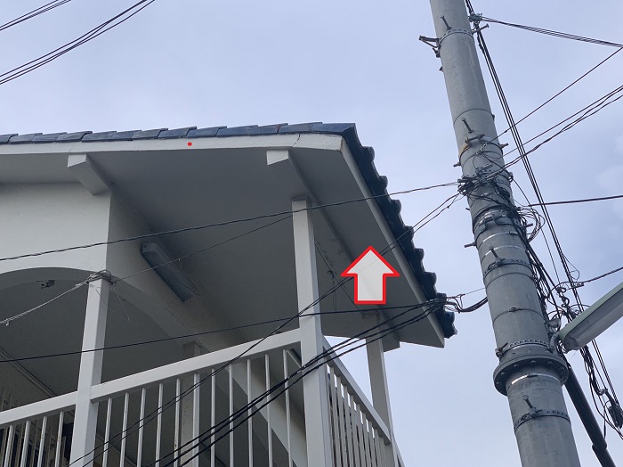 神戸市垂水区で崩れかけたモルタルの軒天補修を行う前の様子
