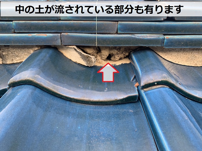 宝塚市アパートの屋根点検で棟瓦内部の土が流されている部分を発見