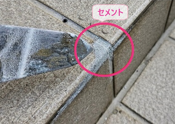 玄関土間の陶器タイルの欠け補修でセメントで成形している様子