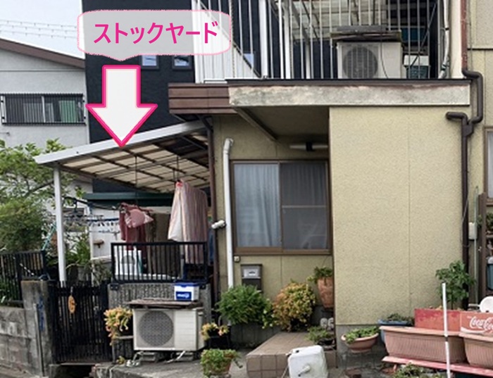 ポリカ波板を用いた屋根リフォームを行うストックヤードの様子