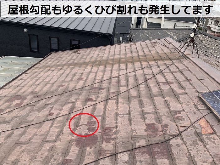 加古川市で施工不良のご相談を頂いている古いスレート屋根はひび割れも多く発生