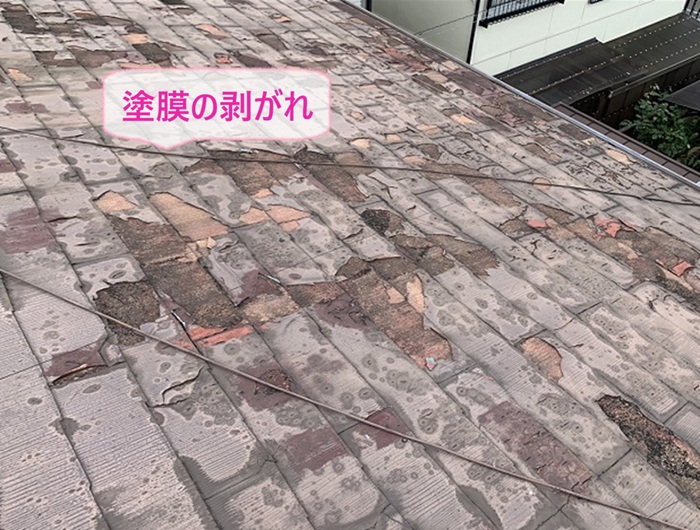 金属縦葺きカバー工事する既存のスレート屋根の塗膜が剥がれている様子