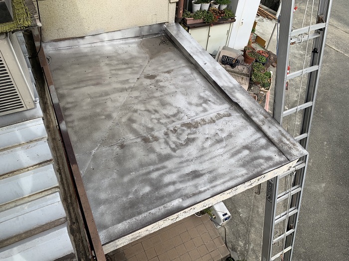 加古川市で玄関上のトタン屋根修理を行う前の様子