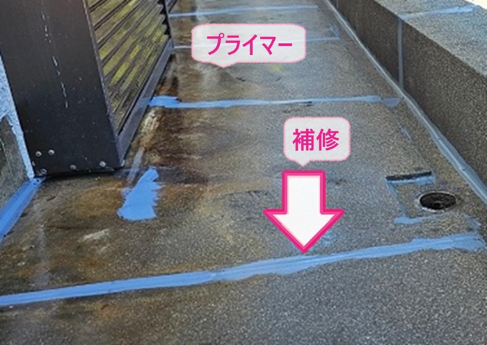 バルコニーの防水工事でプライマーを塗ってひび割れを補修している様子