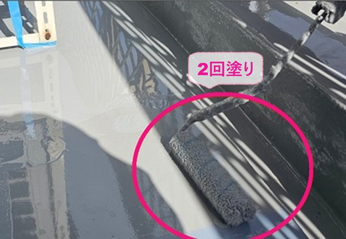 バルコニーの防水工事でウレタン防水を2回塗りしている様子