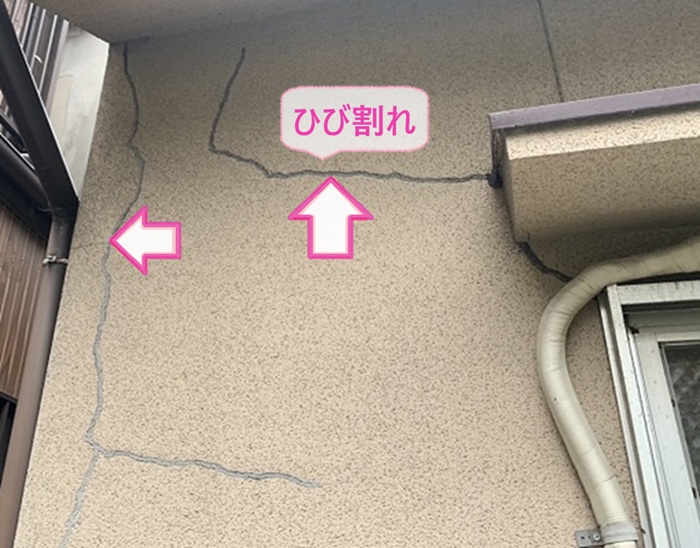 西宮市の外壁クラック対策を既存のモルタル壁がひび割れている様子