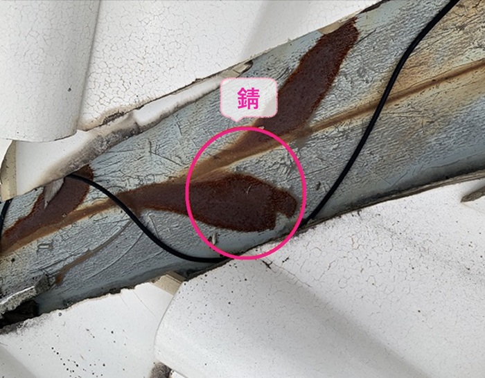 谷樋改修で既存の板金製の谷板が錆びている様子