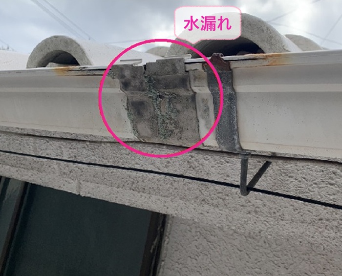 宝塚市の雨樋リフォーム既存の雨樋のジョイント部分から水漏れしている様子