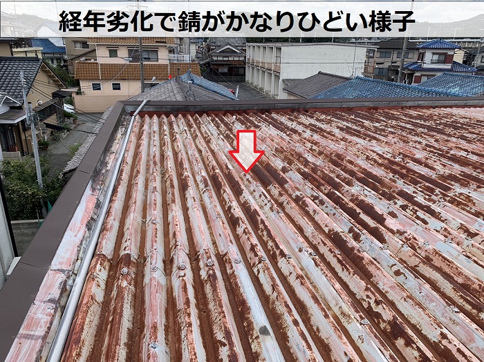 アパートの折板屋根は経年劣化で錆がかなりひどい様子