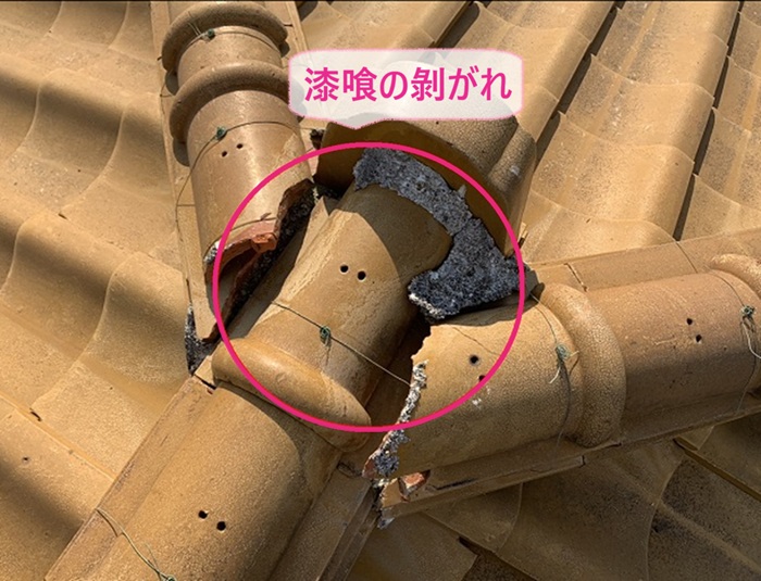 棟瓦の耐震改修で棟瓦の漆喰が剥がれている様子