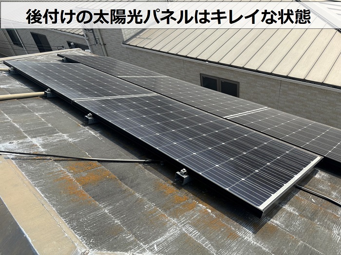 訪問業者に屋根材の割れを指摘された現場では太陽光パネルが設置されている様子