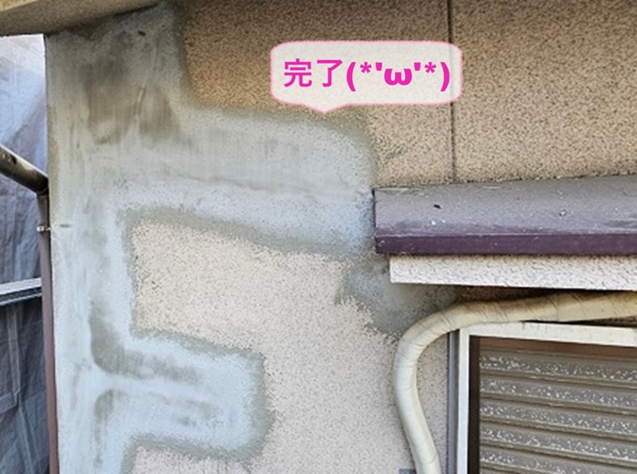 西宮市のモルタル壁の部分修理工事で外壁クラック対策が完了した現場の様子