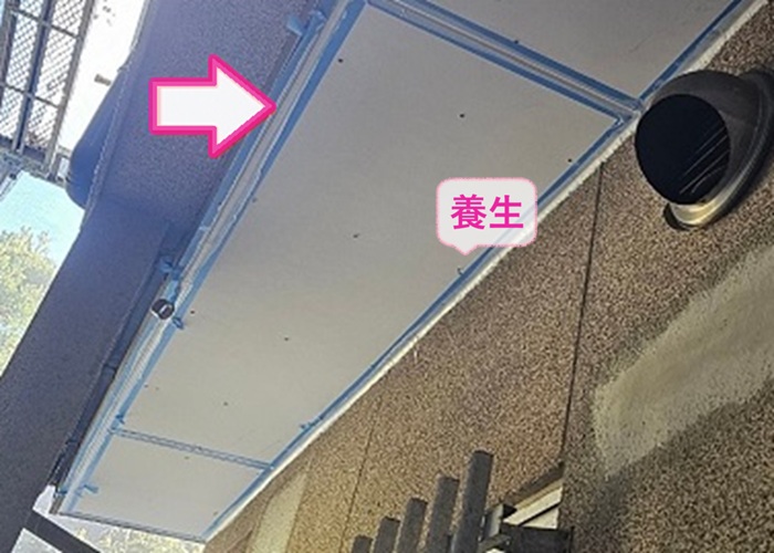 劣化した軒天補修の仕上げにマスキングテープで養生している様子