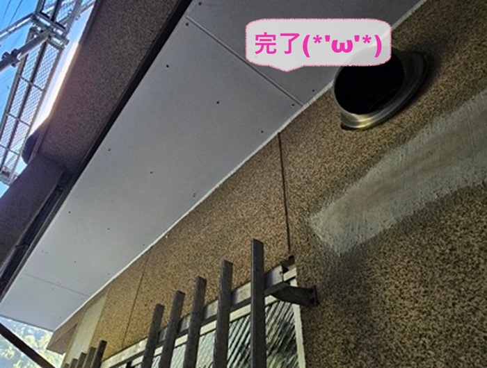西宮市で劣化した軒天を不燃ケイカルに張り替えが完了した現場の様子