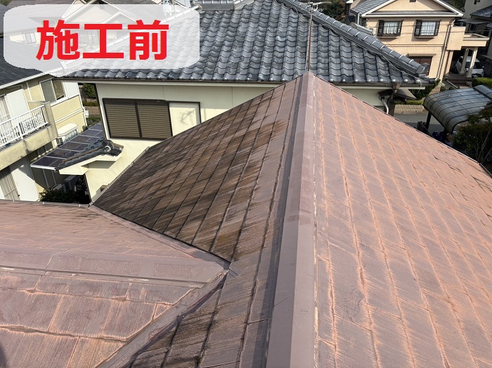 三木市で劣化したスレート屋根へのカバー工法を行う前の様子