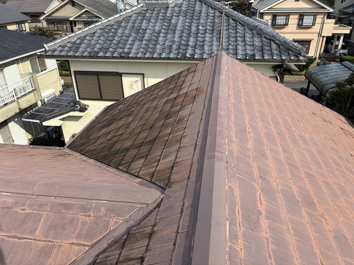 三木市でＳＧＬ鋼板屋根材を用いた屋根カバー工事を行う前のスレート屋根