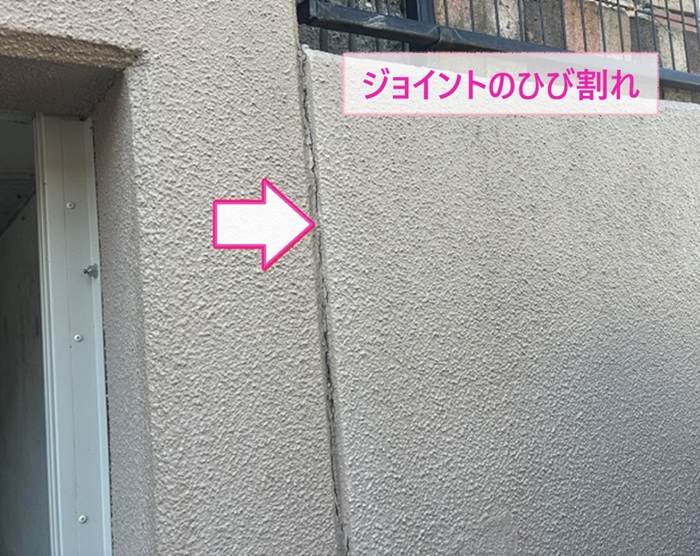 擁壁メンテナンスで擁壁のジョイント部分が割れている様子