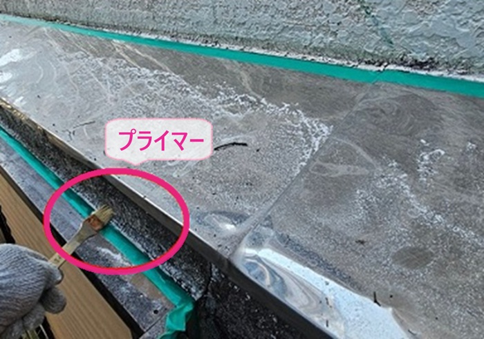 ALC外壁の劣化目地の補修でプライマーを塗っている様子