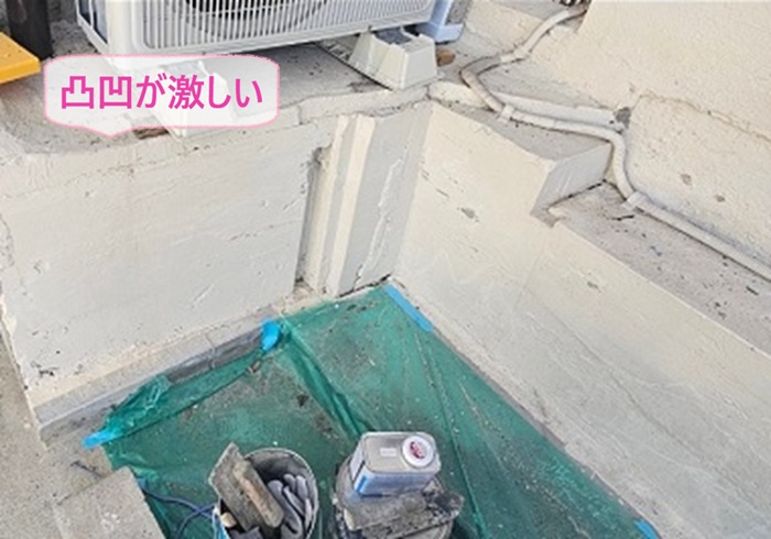 車庫床の下地補修で既存のコンクリート下地の凸凹が激しい様子