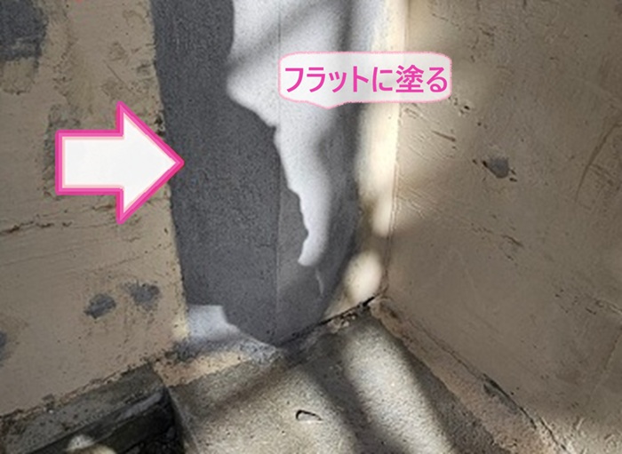 車庫床の下地補修でモルタルをフラットに仕上げている様子