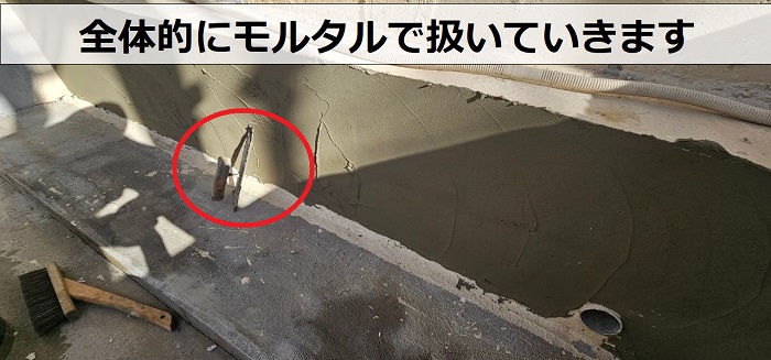 神戸市須磨区でのガレージコンクリート補修でモルタルを塗っている様子