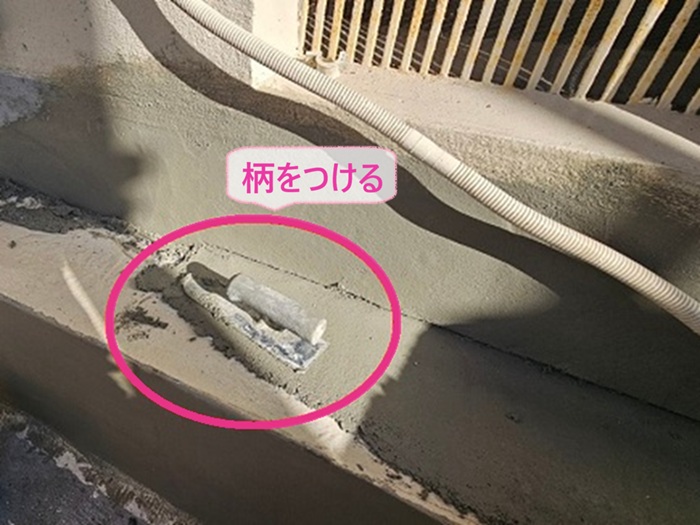 車庫床の下地補修でモルタルに少し柄を付けている様子