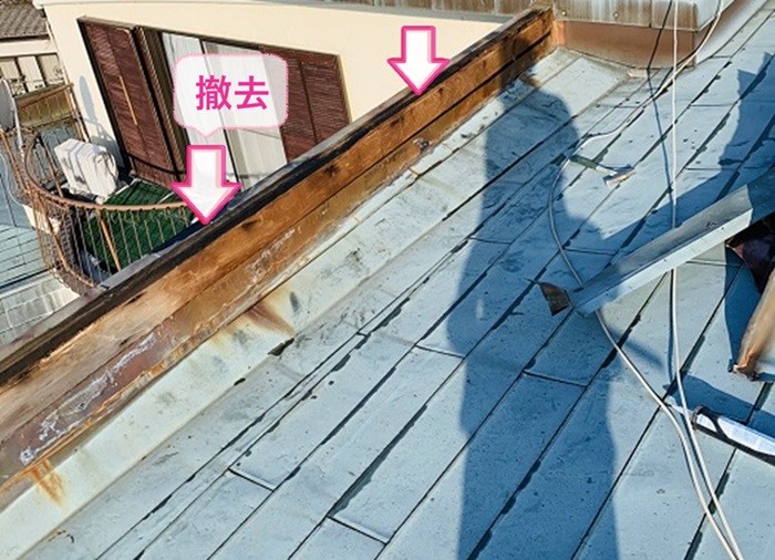 神戸市中央区の屋根板金工事で既存の腰壁上部の笠木を撤去している様子