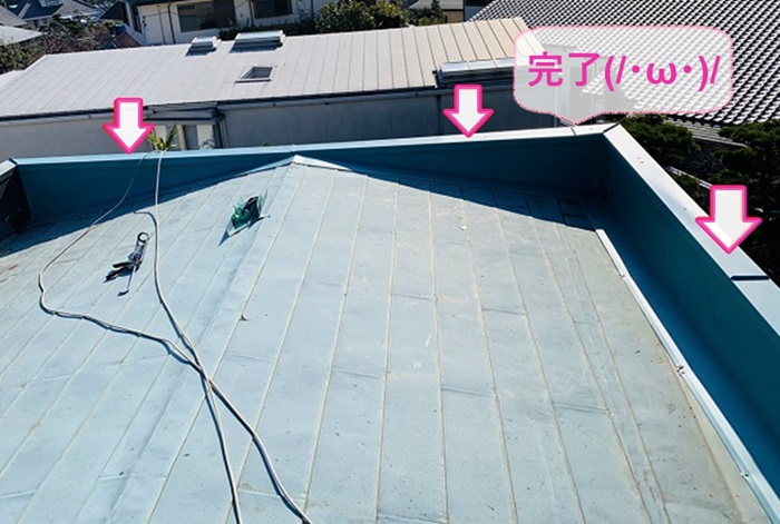神戸市中央区の屋根板金工事で腰壁上部の笠木の交換が完了した現場の様子