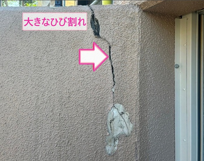 擁壁メンテナンスで既存の擁壁に大きなひび割れが発生している様子