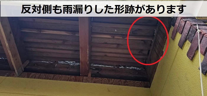 尼崎市での軒天修理で雨漏りしている箇所を発見した様子