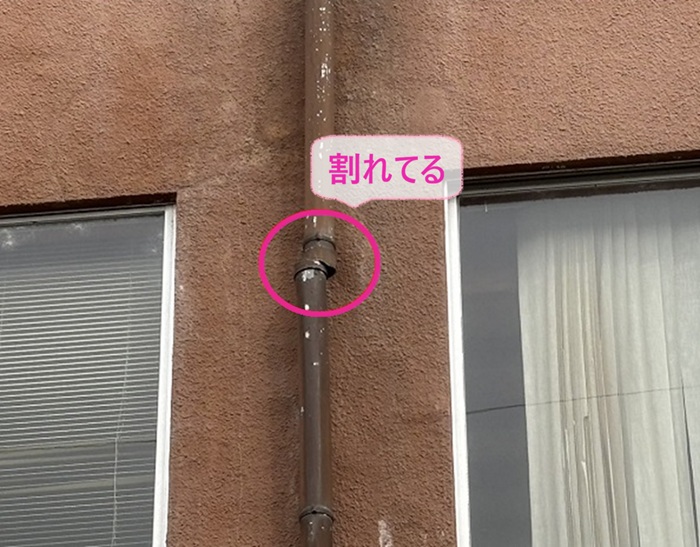 加東市で店舗建物の雨樋ジョイント部分が割れている様子