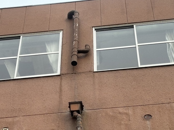 劣化して割れた竪樋