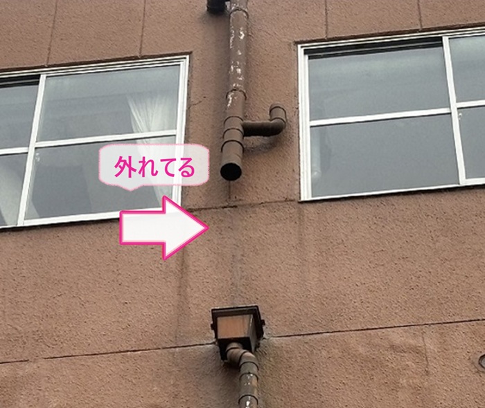 加東市で店舗建物の既存の雨樋が外れて無くなっている様子