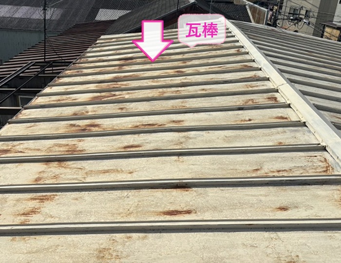 縦葺き金属屋根の部分修繕で既存の瓦棒屋根が錆びている様子