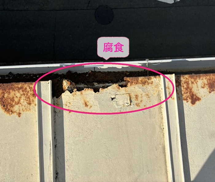 縦葺き金属屋根の部分修繕で瓦棒が錆びて下地が腐食している様子