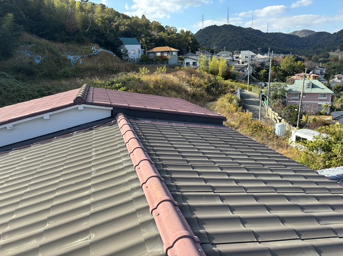 宝塚市で緩傾斜な屋根に強い立平を用いた葺き替え工事を行う前のセキスイ瓦