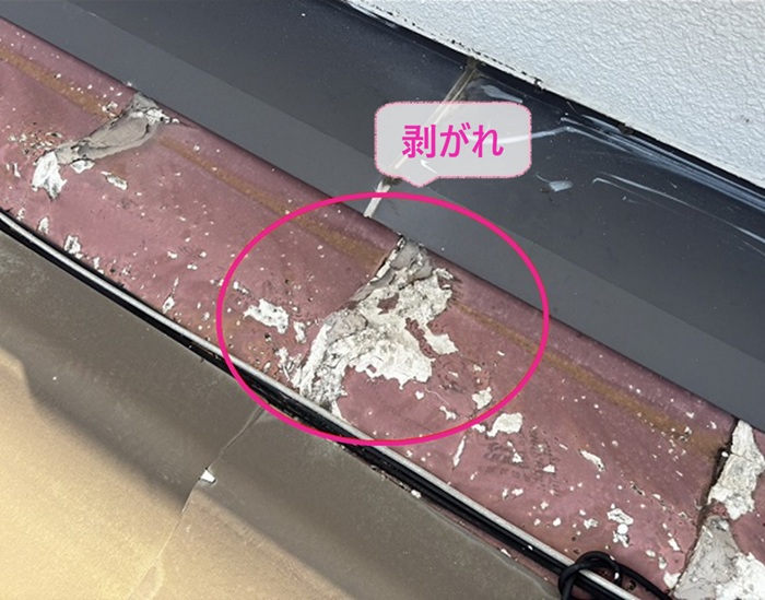 宝塚市の葺き替え工事で既存の波型スレート屋根の塗膜が剥がれている様子