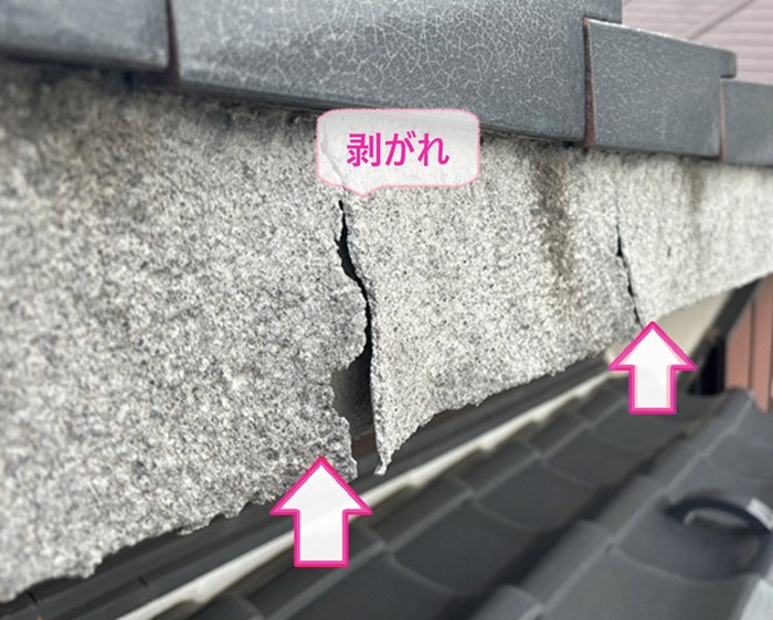 住宅外装メンテナンスで既存の破風板が剥がれてきている様子