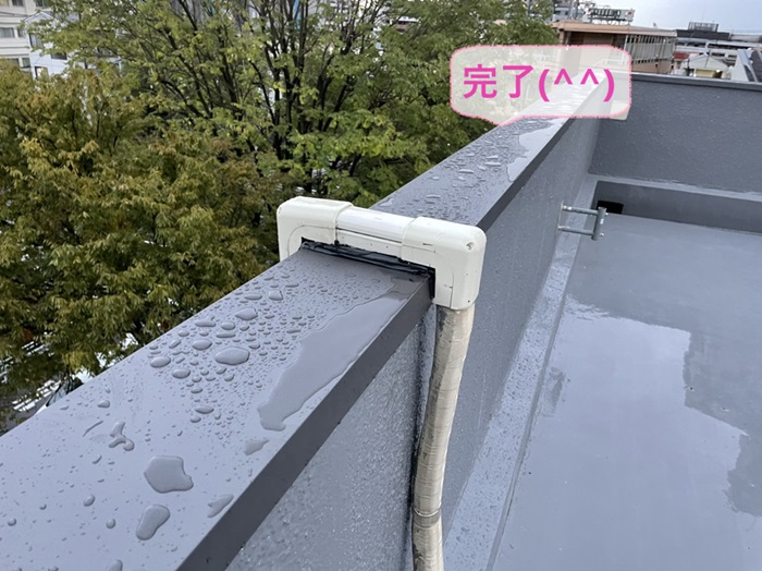 神戸市北区で陸屋根の笠木を笠木板金に貼り替え工事が完了した様子