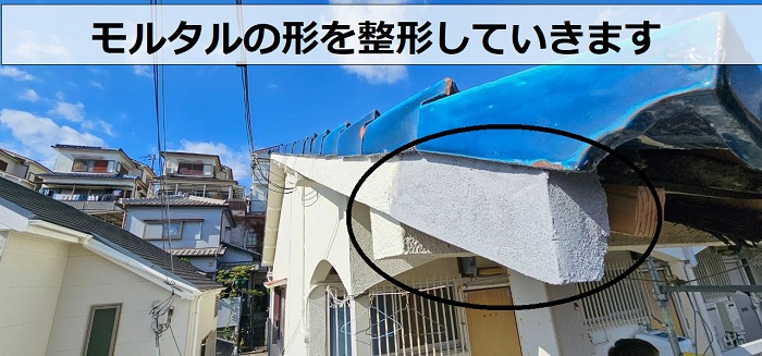 神戸市垂水区での軒天補修工事でモルタルの形を整形している様子